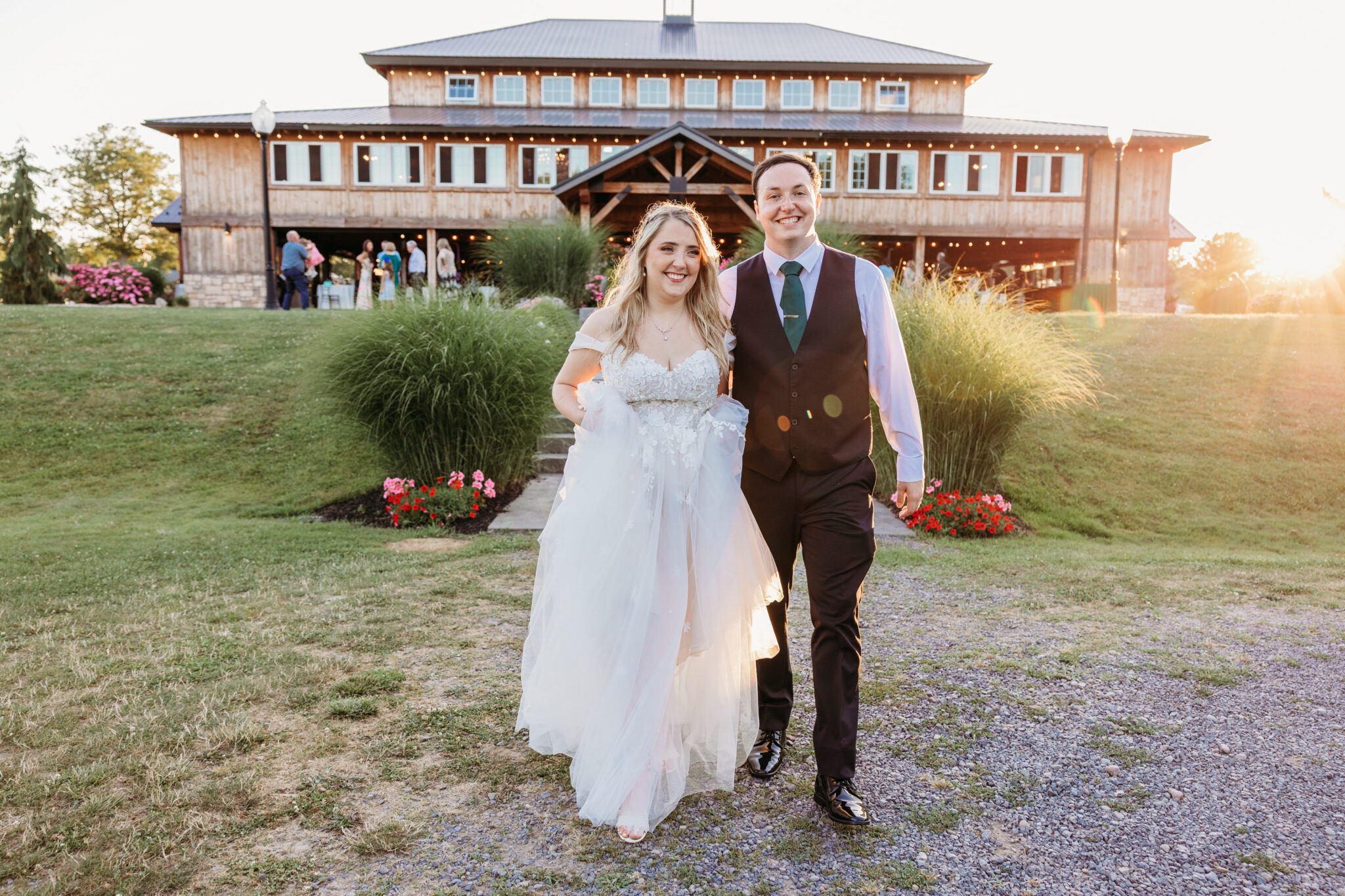 Read more about the article How to Choose a Wedding Photography Style That’s Right for You